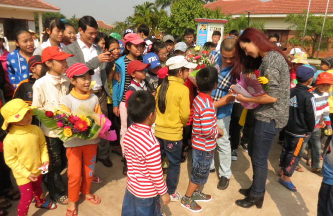 Vợ chồng nghệ sĩ Minh Khang - Thuý Hạnh với trẻ em ở Làng trẻ SOS Đồng Hới.