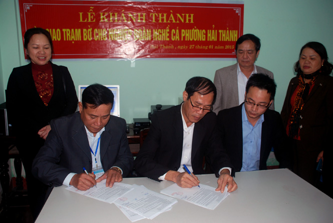   Đại diện LĐLĐ tỉnh và UBND phường Hải Thành ký kết biên bản nghiệm thu và bàn giao thiết bị trạm bờ.