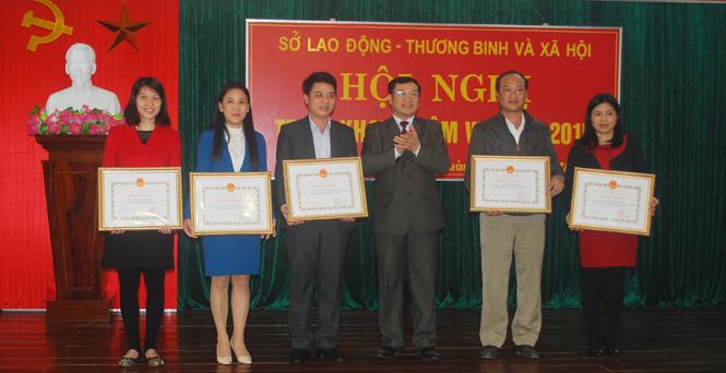 Các cán bộ có thành tích xuất sắc của ngành LĐTBXH đón nhận bằng khen của Chủ tịch UBND tỉnh.