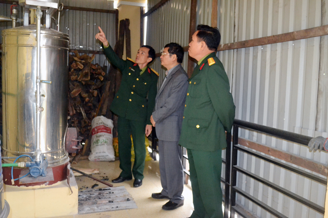 Đồng chí Trần Tiến Dũng, tỉnh ủy viên, Phó Chủ tịch UBND tỉnh tham quan hệ thống bếp lò hơi cơ khí của Trường Quân sự tỉnh nhân ngày 22-12.