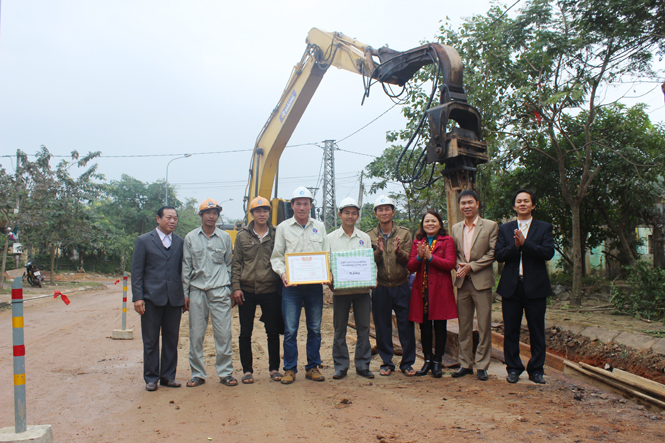 Lãnh đạo LĐLĐ thành phố Đồng Hới trao quà cho các đơn vị thi công các công trình xây dựng cơ bản trên địa bàn.