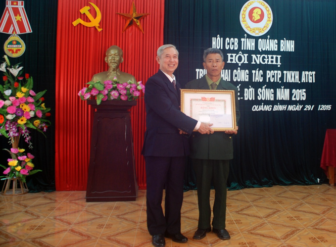 Đồng chí Trần Văn Bường, Chủ tịch Hội CCB tỉnh trao bằng khen của Trung ương Hội CCB Việt Nam cho CCB Dương Văn Dịu vì đã có hành động dũng cảm cứu người bị nạn ở xã Hòa Trạch (Bố Trạch).