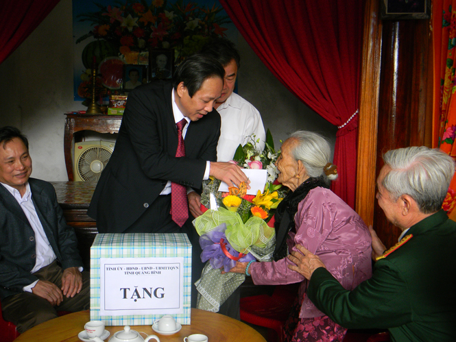 Đồng chí Hoàng Đăng Quang, Phó Bí thư Thường trực Tỉnh ủy, Trưởng Đoàn ĐBQH tỉnh tặng quà cho Mẹ VNAH Lê Thị Rè ở xã Liên Thủy (Lệ Thủy).