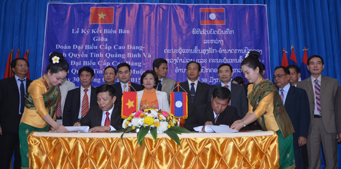 Trưởng đoàn đại biểu cấp cao tỉnh Quảng Bình và Khăm Muộn ký kết biên bản hợp tác trong thời gian tới.