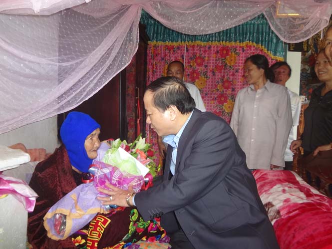 Đồng chí Trần Văn Tuân, Ủy  viên TVTU, Phó Chủ tịch UBND tỉnh thăm và tặng quà mẹ Việt Nam anh hùng  Phạm Thị Tểu (xã Nhân Trạch, huyện Bố Trạch).