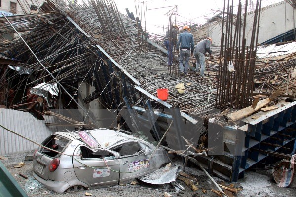 Hiện trường vụ sập giàn giáo công trình xây dựng đường sắt trên cao Hà Đông-Cát Linh (Hà Nội) xảy ra vào tháng 12-2014. (Ảnh: TTXVN)