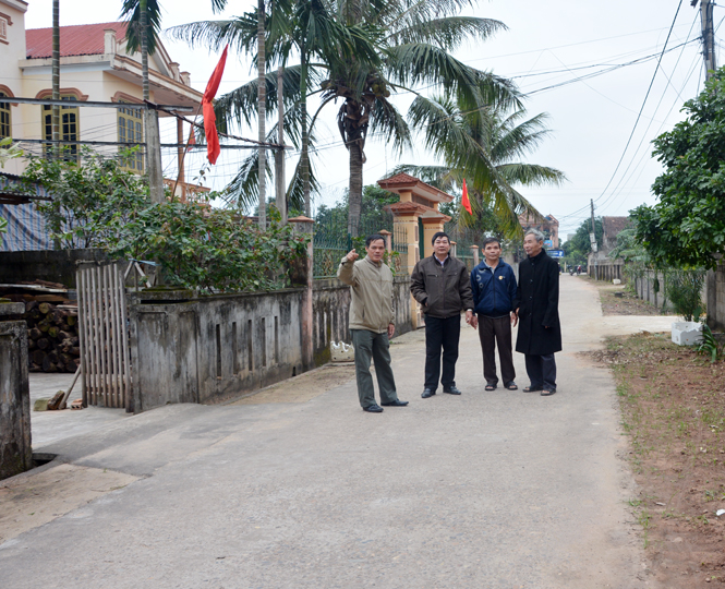 Ông Thuận cùng cán bộ xã và các hội viên Hội Cựu chiến binh xã kiểm tra đoạn đường tự quản của hội.