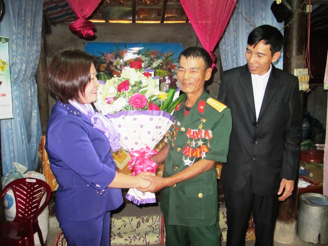  Đồng chí Nguyễn Thị Thanh Hương, UVTV Tỉnh ủy, Phó Chủ tịch HĐND tỉnh tặng quà cho anh hùng LLVTND Phạm Văn Lái tại xã Quảng Châu.