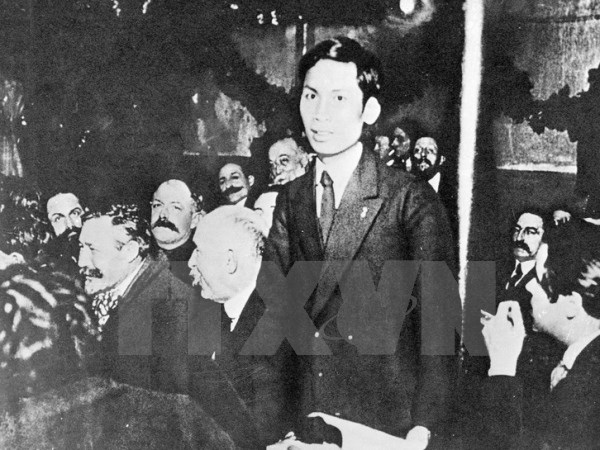 Tháng12-1920, tại Đại hội lần thứ XVIII Đảng Xã hội Pháp họp tại Tours, với tư cách là đại biểu Đông Dương, Nguyễn Ái Quốc đã quyết định sự lựa chọn chính trị của mình và dân tộc đi theo con đường của Lê-nin (Ảnh tư liệu: TTXVN)