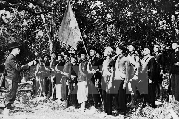 Ngày 22-12-1944, dưới sự lãnh đạo của Đảng và Bác Hồ, tại khu rừng Trần Hưng Đạo ở châu Nguyên Bình, Cao Bằng (nay thuộc xã Tam Kim, huyện Nguyên Bình, tỉnh Cao Bằng), Đội Việt Nam Tuyên truyền Giải phóng quân được thành lập gồm 34 chiến sỹ do đồng chí Võ Nguyên Giáp phụ trách. (Ảnh tư liệu: TTXVN)
