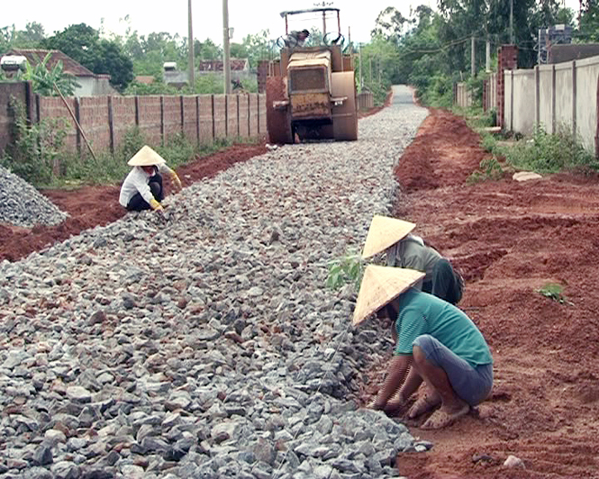 Kiên cố hoá đường giao thông nông thôn ở thôn Đại Nam xã Đại Trạch.
