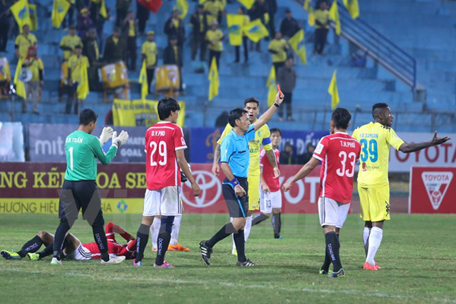 Hoàng Vũ Samson (số 39) nhận thẻ đỏ tại vòng sáu V-League trên sân Hàng Đẫy. (Ảnh: Minh Chiến/Vietnam+)