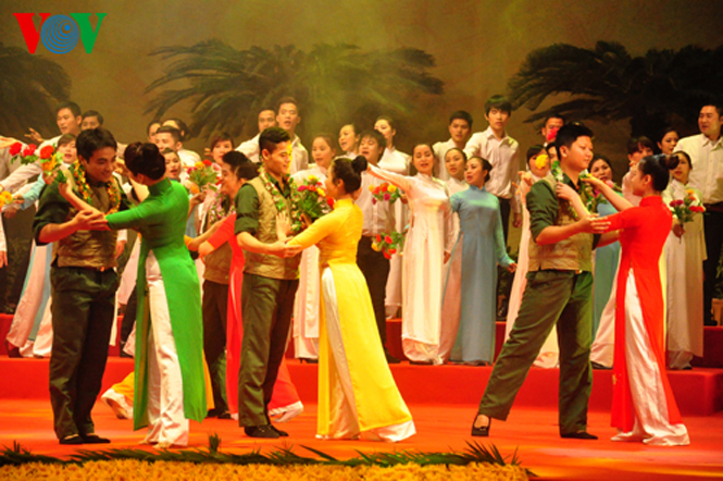  Màn biểu diễn ca ngợi Đảng tại Lễ kỷ niệm 85 Ngày thành lập Đảng Cộng sản Việt Nam. Ảnh: vov.vn.