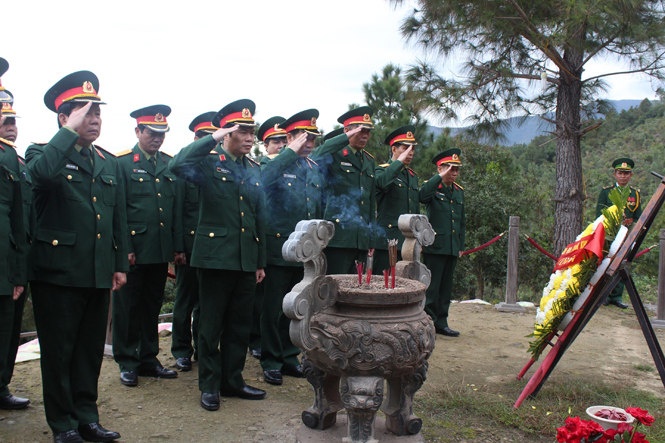 Thiếu tướng Nguyễn Tân Cương, Tư lệnh Quân khu 4 và đoàn công tác viếng mộ Đại tướng Võ Nguyên Giáp.