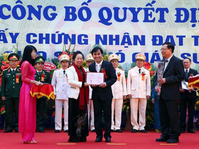 Phó Chủ tịch nước Nguyễn Thị Doan trao chứng nhận và Bộ trưởng Bộ Giáo dục Đào tạo Phạm Vũ Luận tặng hoa cho giáo sư trẻ nhất Phan Thanh Sơn Nam. (Ảnh: Quý Trung/TTXVN)