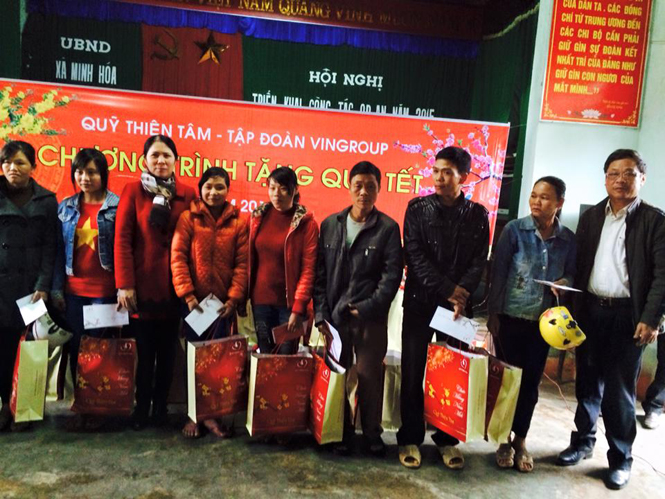 Các hộ nghèo xã Minh Hóa (huyện Minh Hóa) nhận quà Tết của Quỹ Thiện tâm- Tập đoàn Vingroup