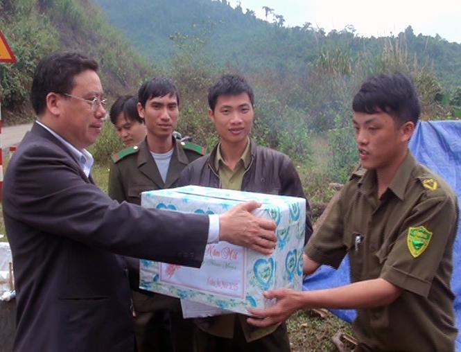 Đồng chí Chủ tịch UBND huyện Quảng Ninh tặng quà cho các chốt bảo vệ rừng tại xã Trường Sơn.
