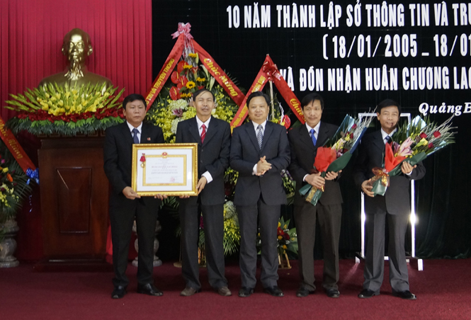 Với sự nỗ lực trên mọi mặt công tác, Sở TT-TT vinh dự được Chủ tịch nước tặng Huân chương Lao động hạng Ba.