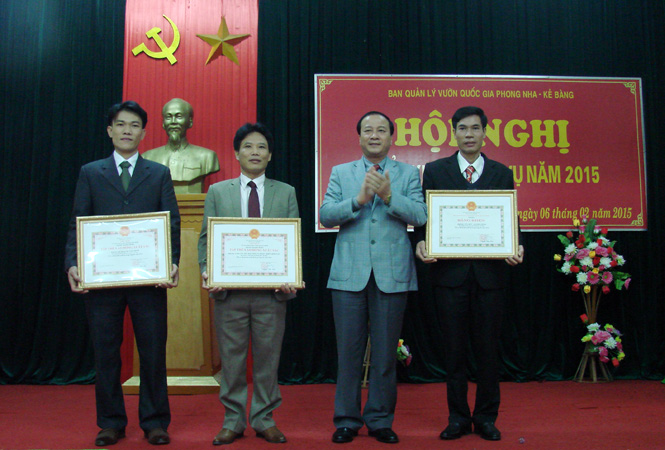 Thay mặt Chủ tịch UBND tỉnh, đồng chí Trần Văn Tuân trao tặng Bằng khen cho các tập thể của Ban Quản lý VQG PN-KB.