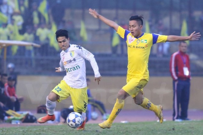 Hồ Tuấn Tài (áo vàng) đã có một bàn tại V-League 2015. (Ảnh: Minh Chiến/Vietnam+)