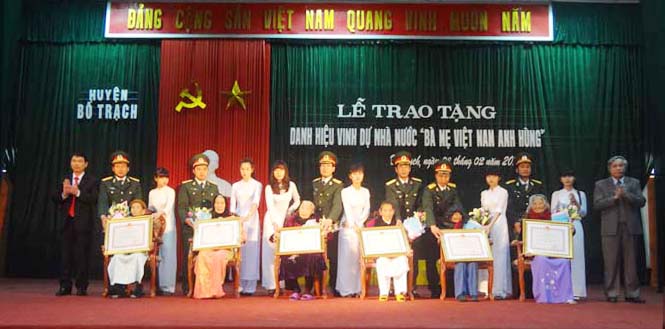 Thừa ủy quyền của Chủ tịch nước, đại diện lãnh đạo huyện Bố Trạch trao tặng danh hiệu vinh dự Nhà nước cho các Bà mẹ Việt Nam anh hùng.
