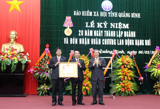 Ông Nguyễn Minh Thảo, Phó Tổng giám đốc BHXH Việt Nam thừa ủy quyền của Chủ tịch nước trao Huân chương Lao động hạnh Nhì cho BHXH tỉnh.