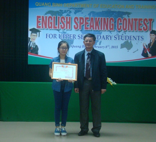 Đồng chí Đoàn Đức Liêm, Tỉnh ủy viên, Giám đốc Sở Giáo dục và Đào tạo trao giải nhất cho thí sinh Mai Thị Hồng Như.