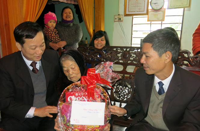 Đồng chí Đinh Công Hải, Chủ nhiệm UBKT Tỉnh ủy thăm và tặng quà Bà Mẹ Việt Nam anh hùng Đinh Thị Tham ở xã Hóa Hợp.