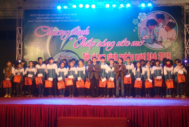 Lãnh đạo Trường THPT Chuyên Võ Nguyên Giáp trao quà cho các em học sinh nghèo vượt khó.