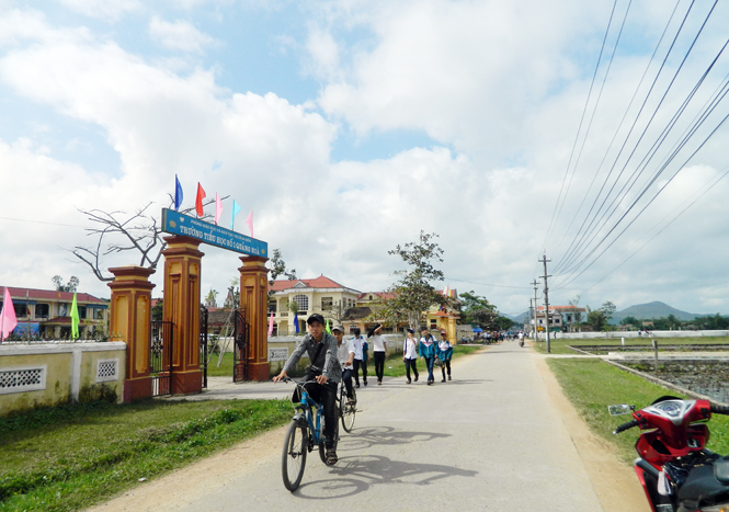Hệ thống đường giao thông nông thôn trên địa bàn xã Quảng Hòa đã được kiên cố hóa.