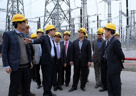 Phó Thủ tướng Hoàng Trung Hải đề nghị các nhà máy, Tổng công ty Truyền tải điện Quốc gia tiếp tục chú trọng hơn nữa trong công tác sản xuất, vận hành, đảm bảo an toàn. Ảnh: VGP/Lê Tuấn
