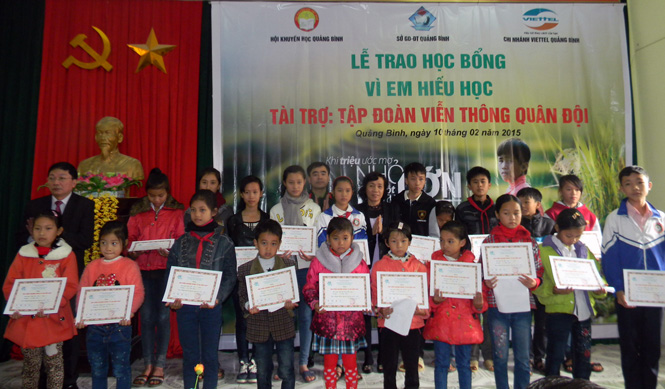  Đại diện lãnh đạo Chi nhánh Viettel Quảng Bình trao học bổng cho các học sinh hiếu học ở huyện Quảng Trạch.         