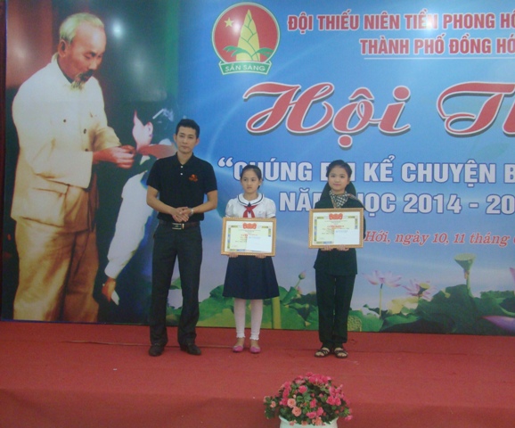 Ban tổ chức trao giải nhất cho hai thí sinh Nguyễn Thị Kiều Trang và Trần Võ Khánh Chi.