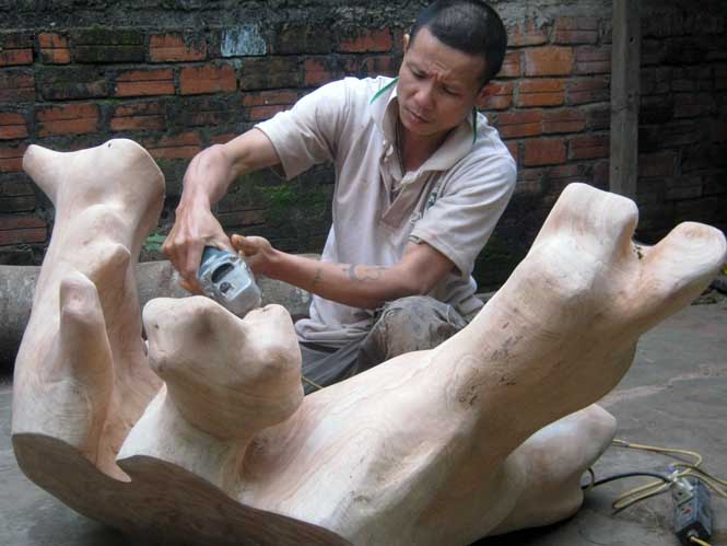Giờ đây anh Lê Văn Chiến đã là chủ của một cơ sở mộc mỹ nghệ.