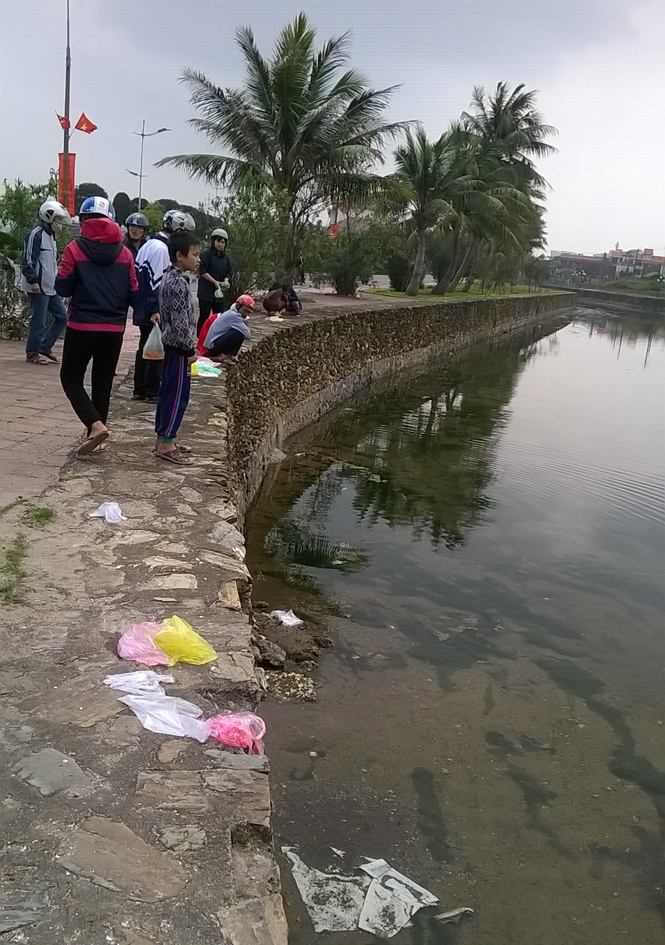  Khá nhiều người dân chọn Hồ Thành Đồng Hới để thả cá chép phóng sinh.