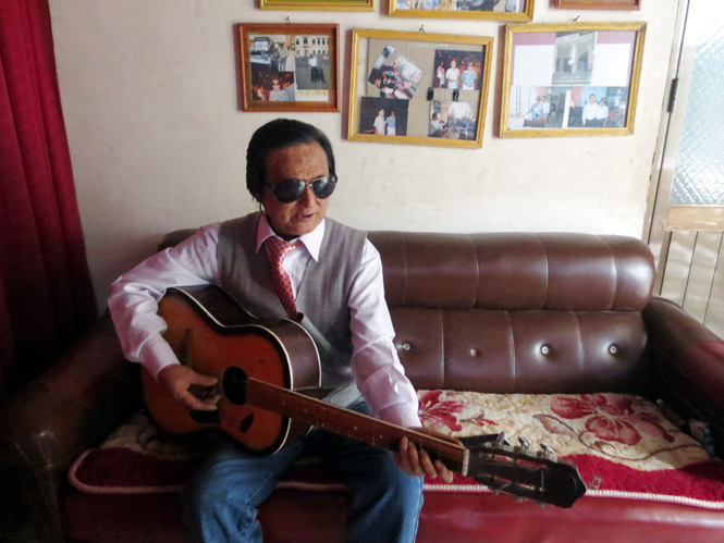 Âm nhạc giúp người nhạc sĩ mù Nguyễn Xuân Tý tìm lại ánh sáng của cuộc đời.