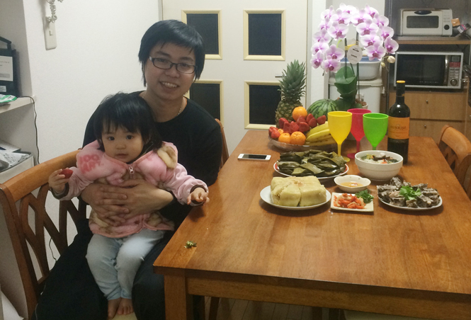 Dù bận rộn, nhưng vợ chồng anh Lê Đức Anh (Nhật Bản) vẫn tổ chức đón Tết cùng con gái nhỏ  