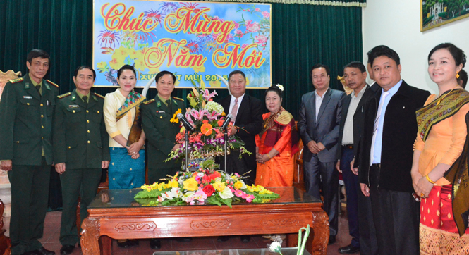 Lãnh đạo Sở An ninh tỉnh Khăm Muộn (Lào) tặng hoa, chúc Tết cán bộ, chiến sĩ BĐBP tỉnh Quảng Bình.