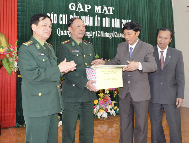 Đồng chí Hoàng Minh Tiến, Tỉnh ủy viên, Tổng Biên tập Báo Quảng Bình tặng báo cho BĐBP tỉnh.