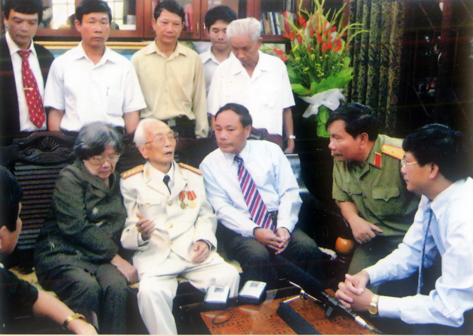 Các đồng chí lãnh đạo tỉnh ta và Hội đồng hương Quảng Bình tại Hà Nội  chúc Tết Đại tướng Võ Nguyên Giáp.