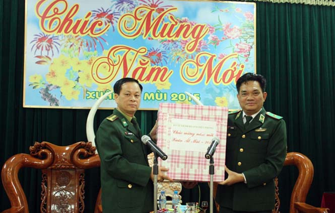 Đại tá Nguyễn Văn Phúc thay mặt CBCS BĐBP Quảng Bình cảm ơn sự quan tâm của ĐC Phó Tư lệnh BĐBP.