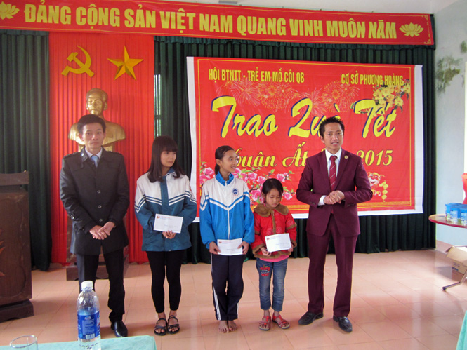 Trao học bổng cho trẻ mồ côi vượt khó học giỏi tại Trung tâm bảo trợ xã hội tỉnh.