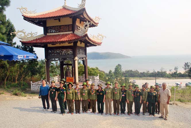 Trung đội nữ công binh thép thăm viếng tri ân Đại tướng Võ Nguyên Giáp tại Vũng Chùa-Đảo Yến.