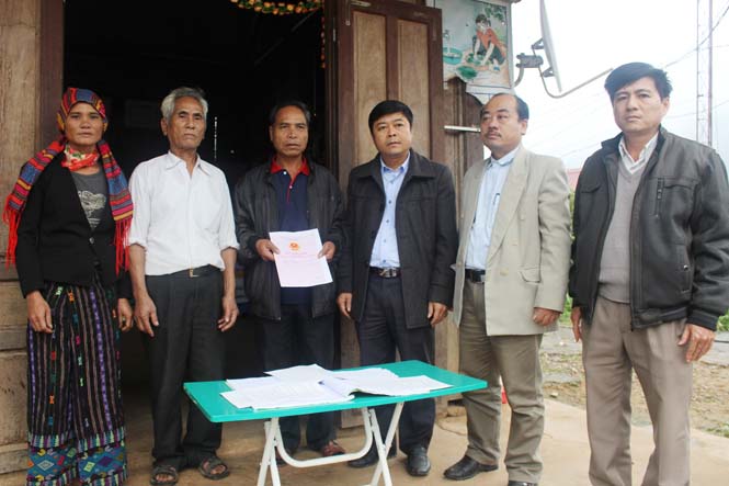 Phó Chủ tịch UBND huyện Quảng Ninh Nguyễn Ngọc Thụ trao “sổ đỏ” rừng cộng đồng cho bản Khe Cát.