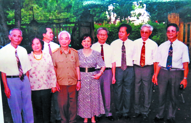 Từ trái sang phải, anh em ông Hoàng Gia Cương, Hoàng Thúc Cảnh, Hoàng Thúc Cẩn, Hoàng Thúc Tấn, Hoàng Thúc Tuệ, Hoàng Quý Thân chụp ảnh cùng gia đình Đại tướng Võ Nguyên Giáp năm 1996.