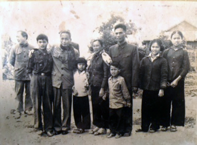 Cố Thủ tướng Phạm Văn Đồng và gia đình cố Bí thư Tỉnh ủy Nguyễn Tư Thoan.