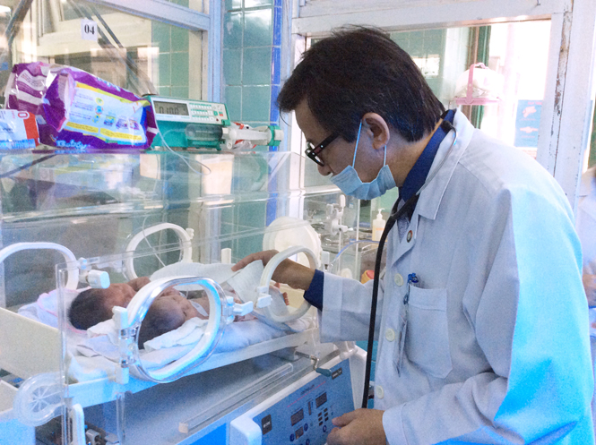Bác sĩ Hà Công Thanh đang kiểm tra tình trạng sức khỏe cho bệnh nhân nhi.