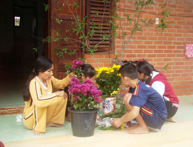Mẹ Dương Thị Thăm và các con tại nhà Hoa Mẫu Đơn chuẩn bị đón tết