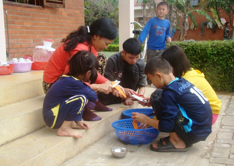Mẹ Nguyễn Thị Hiền và các con tại nhà Hoa Lưu Ly