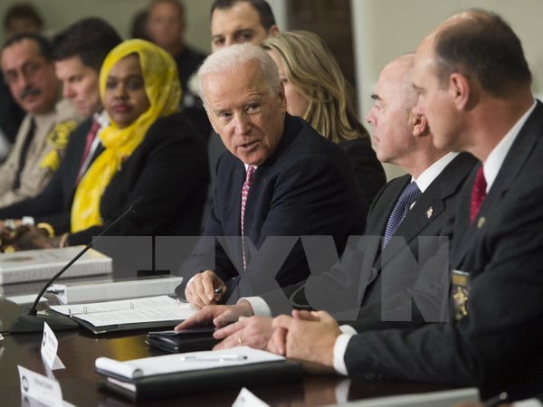 Phó Tổng thống MỹJoe Biden (giữa) phát biểu khai mạc hội nghị. (Ảnh: AFP/TTXVN phát)